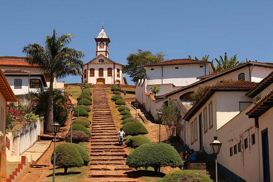 Escadaria e igreja ao fundo, em Serro, Minas Gerais