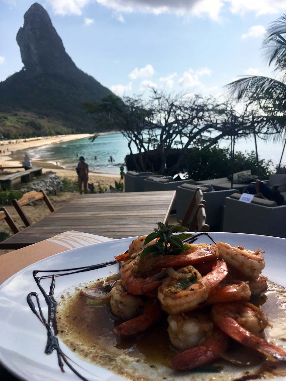 bar do meio, em fernando de noronha