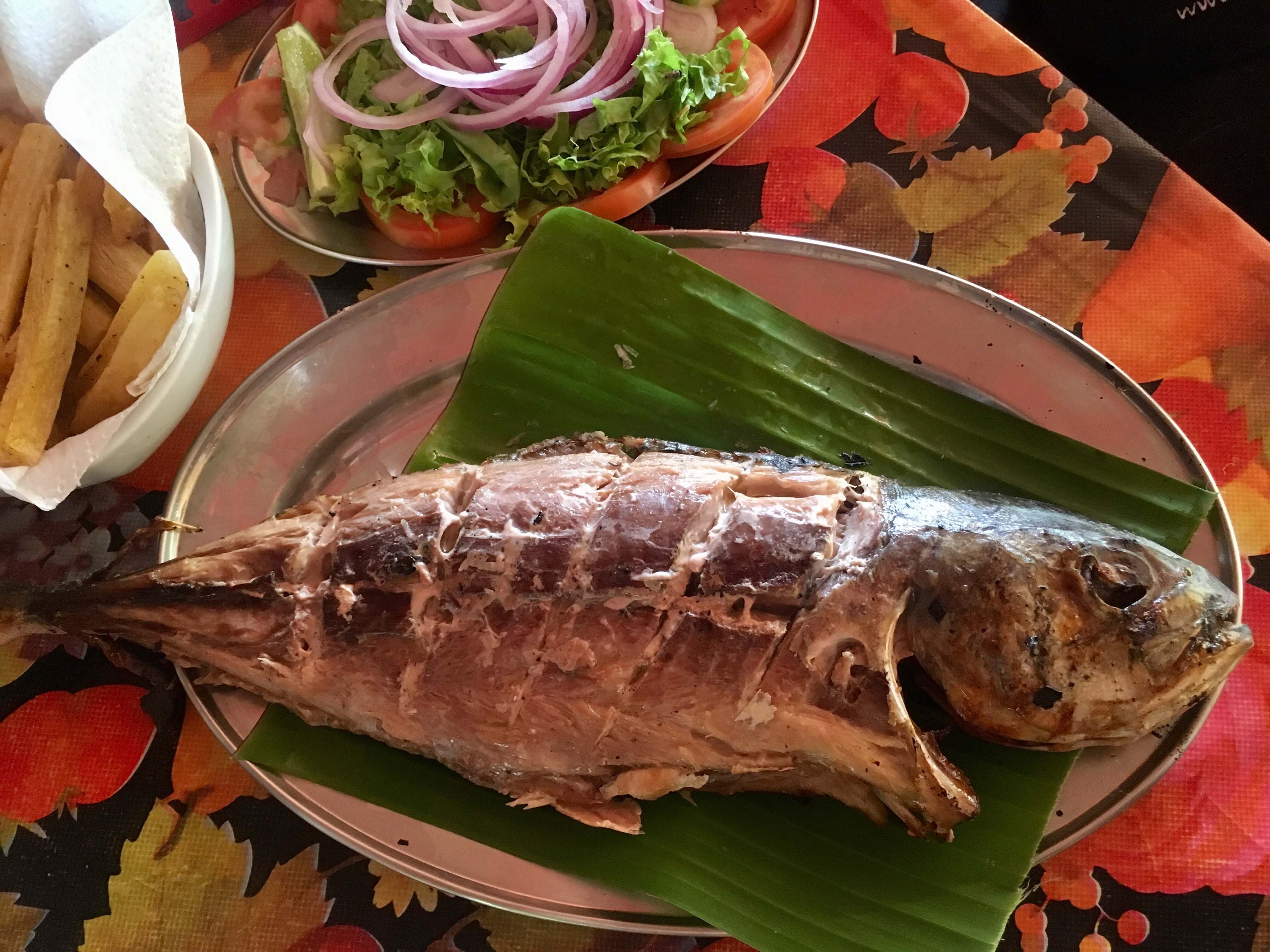 peixe na bananeira no restaurante das gêmeas, em noronha