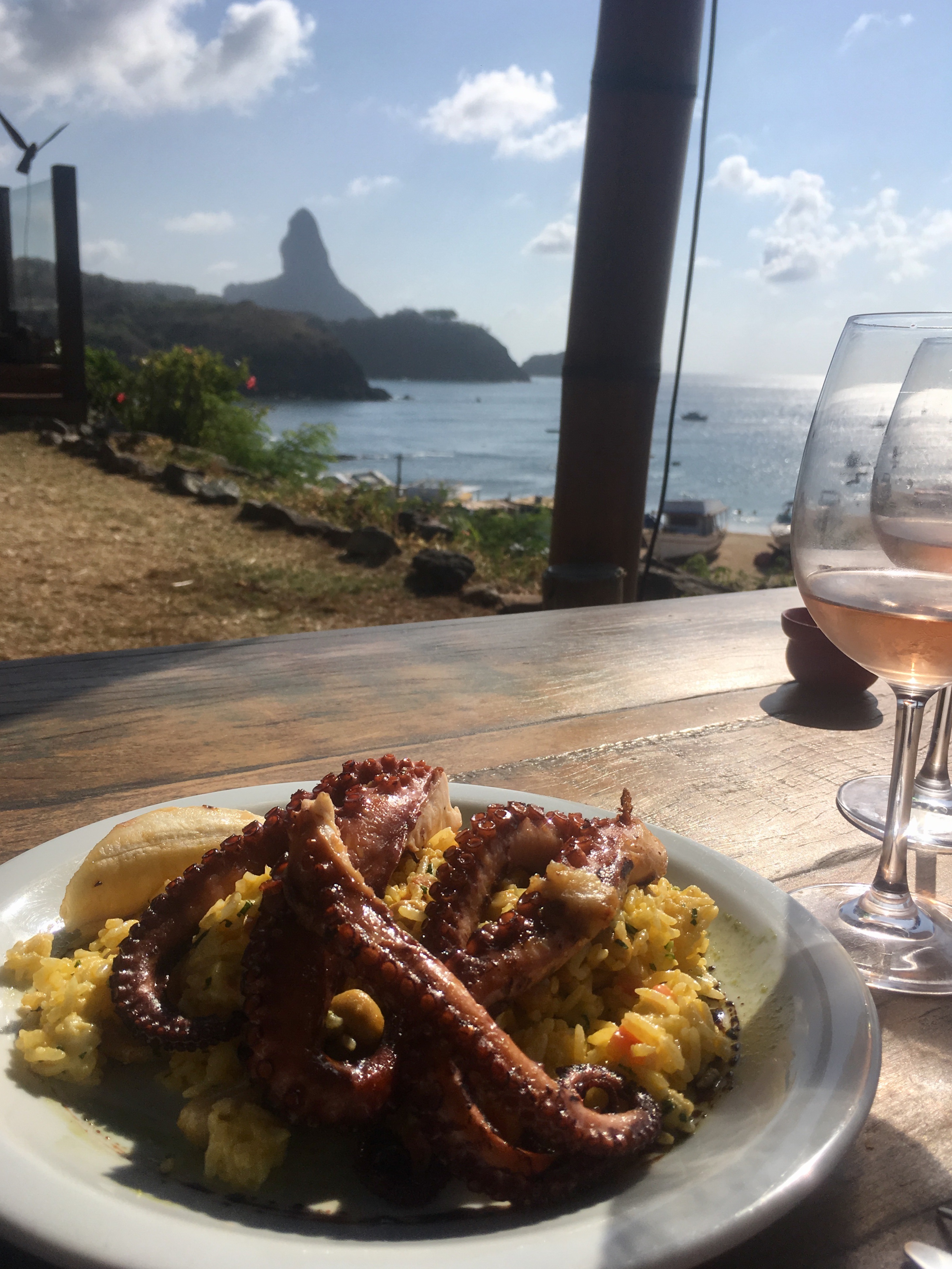 prato e vista do restaurante o mergulhão, em noronha