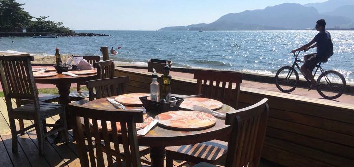 vista para o mar de restaurante de ilhabela, em são paulo