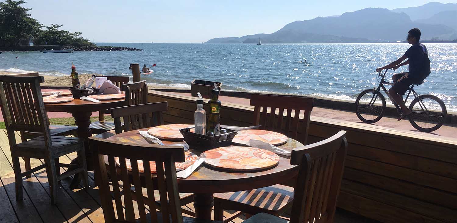 vista para o mar de restaurante de ilhabela, em são paulo