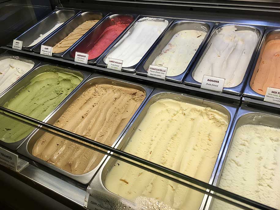 vários sabores de sorvete